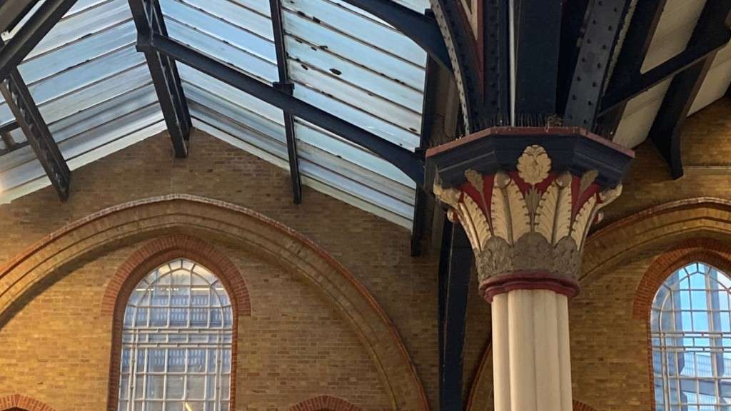 Highly ornate columns support the station's concourse roof. Credit: SAVE.